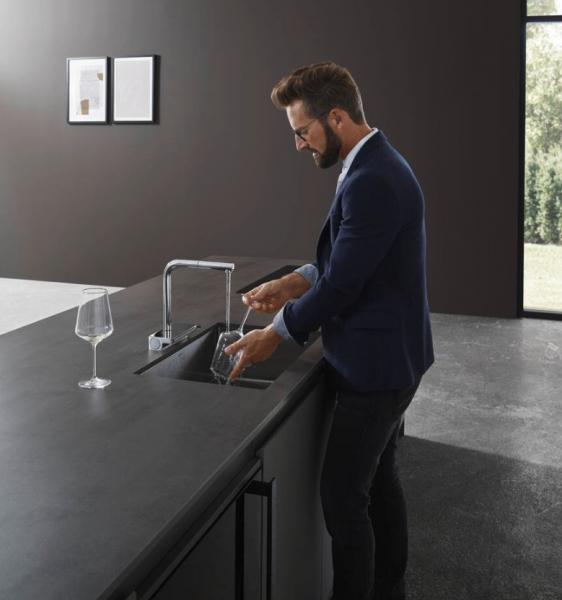 hansgrohe Aquno Select M81 k&oslash;kkenarmatur 250 L-tud med udtr&aelig;k og brus - Krom