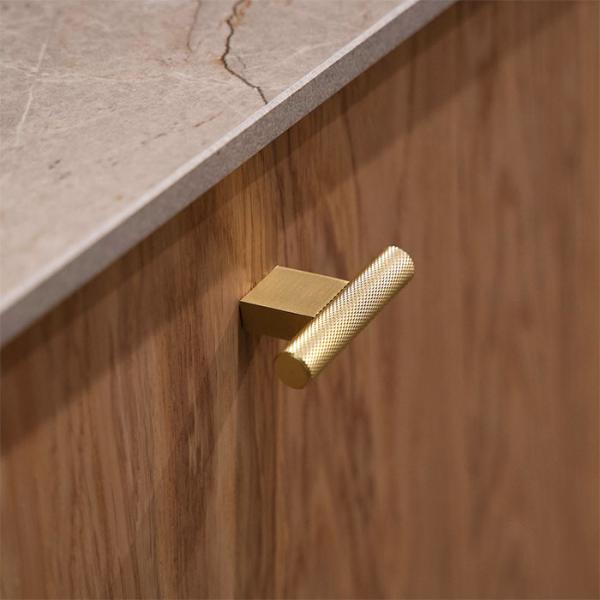 Beslagsboden B410 m&oslash;belknop m/crystal cut - B&oslash;rstet messing