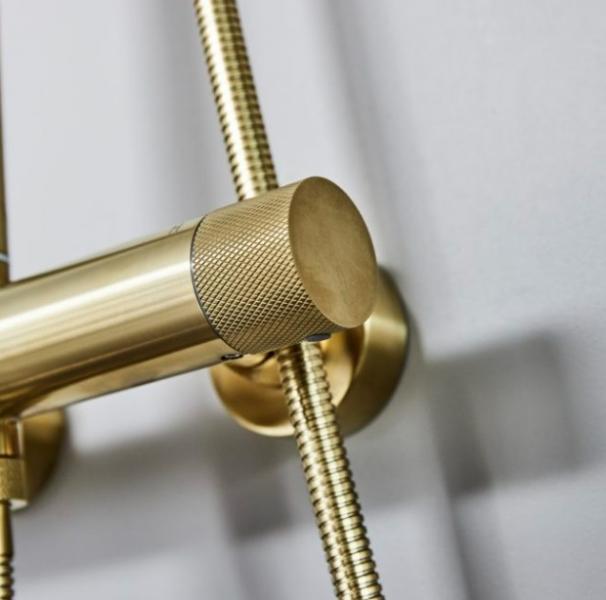 Cassøe Crystal Cut komplet pakke til badeværelset - Børstet messing Cassøe Crystal Cut komplet pakke til badeværelset - Børstet messing