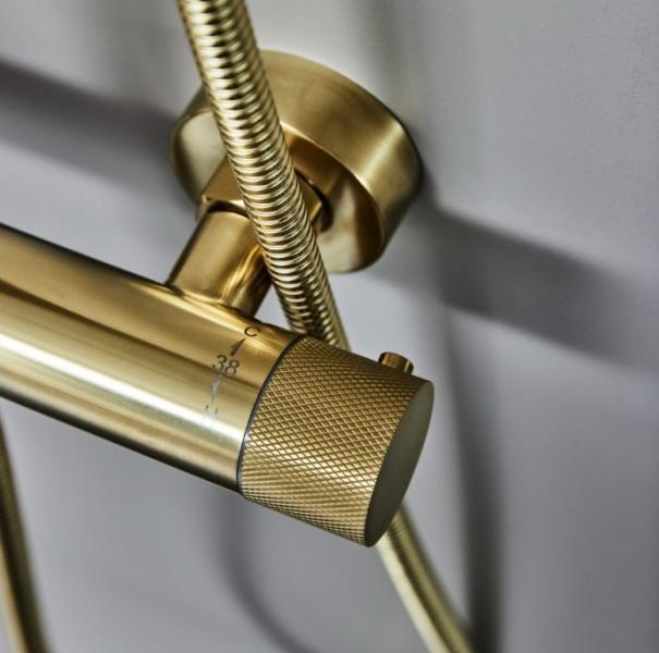 Cassøe Crystal Cut komplet pakke til badeværelset - Børstet messing Cassøe Crystal Cut komplet pakke til badeværelset - Børstet messing