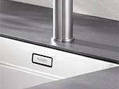 K�kkenvask i rustfrit st�l m. afl�bsbakke